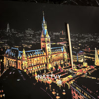 Nattvy Hamburg – rådhuset och julmarknaden, nästan färdigskrapad tavla med träverktyget bredvid