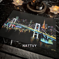 Nattvy Tokyo – Rainbow Bridge och Tokyo Tower, färdig tavla på ett marmorbord