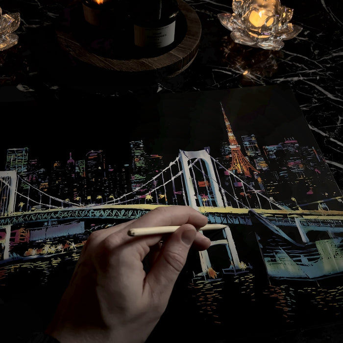 Nattvy Tokyo – hand med träverktyg skrapar vid Rainbow Bridge, Tokyo Tower i bakgrunden